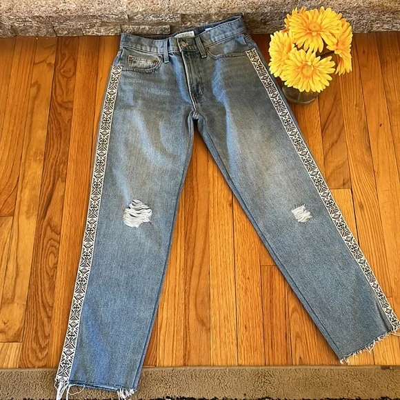 Distressed Lucky Brand Relaxed Taper Jeans with Ribbon Accent Size 24/00 VGC 🌺 - Picture 3 of 9